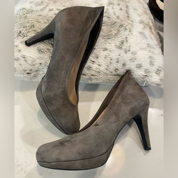 Suede Adrienne Vittadini Gray Heels Pump Shoe Minimalist Quiet Luxury Size 8 - Picture 4 of 5